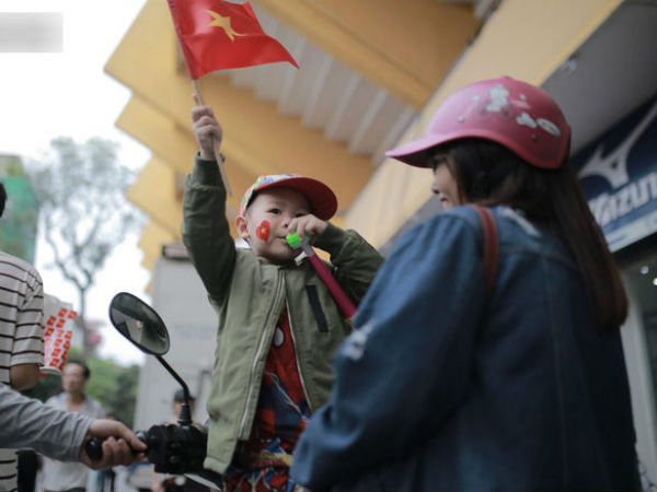 2 tiếng trước U23 Việt Nam đại chiến, CĐV 'đốt nóng' sân Hàng Đẫy