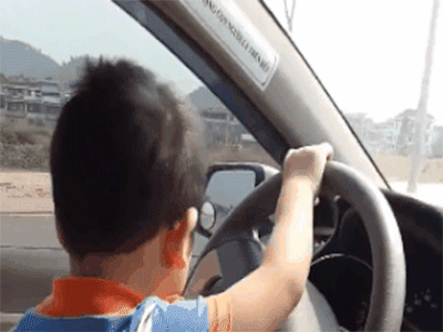 Cha mẹ vô tư để con nhỏ 3 tuổi lái ô tô bon bon trên đường phố khiến dân mạng phẫn nộ