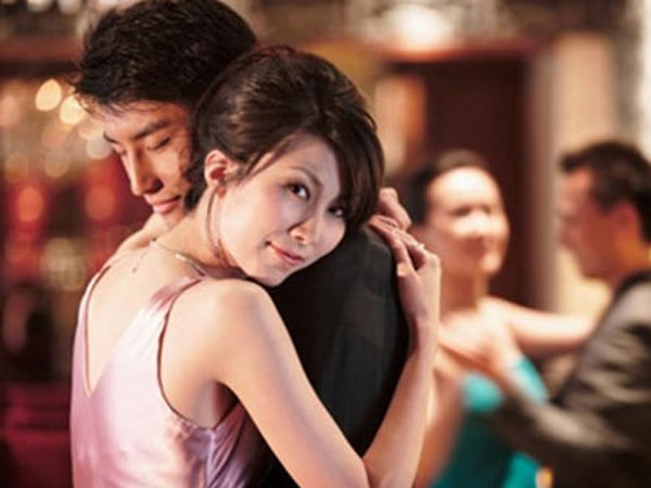 Chết lặng vì phát hiện chồng ngoại tình ở phòng tập gym