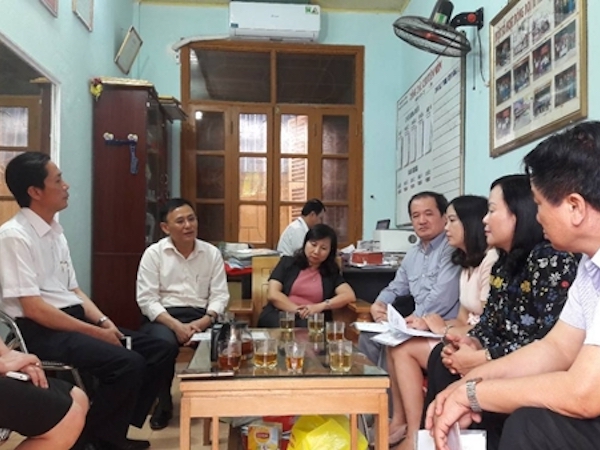 Cô giáo bắt học sinh uống nước giẻ lau bảng giấu chuyện với gia đình