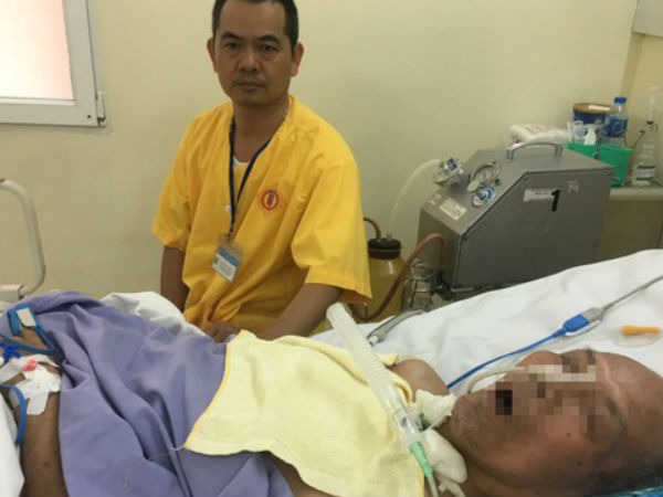 Con nhận cha tại... bệnh viện sau 37 năm thất lạc