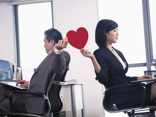 Đôi khi vợ phải dặn chồng: Chốn công sở, anh chỉ cần tốt vừa thôi chứ đừng tốt quá không các cô lại hiểu lầm
