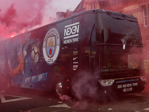 HLV Guardiola nổi giận khi xe bus chở cầu thủ Man City bị tấn công