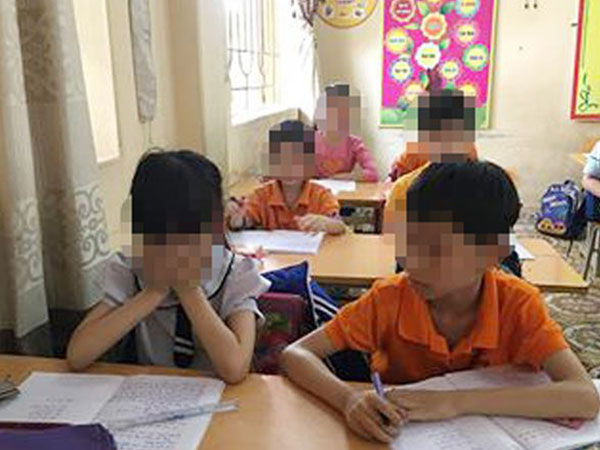 Học sinh khóc nhớ cô giáo phạt nữ sinh uống nước giẻ lau