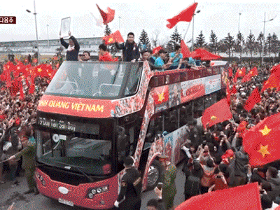 Khung cảnh diễu hành chào đón U23 Việt Nam bất ngờ xuất hiện trong show thực tế Hàn Quốc