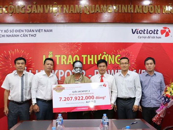 Người đàn ông trúng độc đắc 7 tỷ đồng khi đón con đi học về