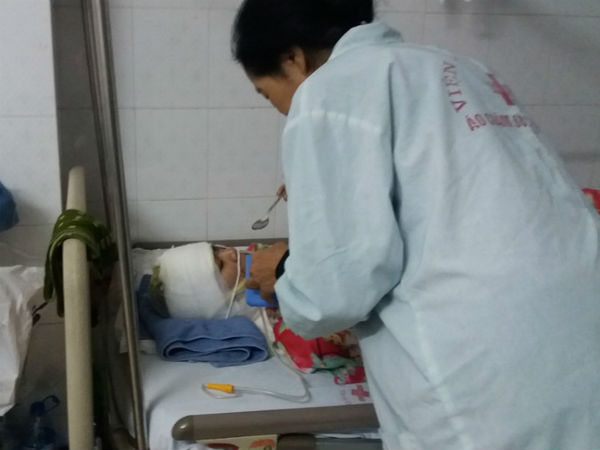 Người vợ bị chồng cũ tạt axit ở Hà Nội: 'Con không muốn anh ấy đi tù, con tha thứ'