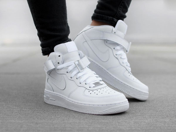 Những đôi sneakers trắng dễ phối đồ cho nam giới