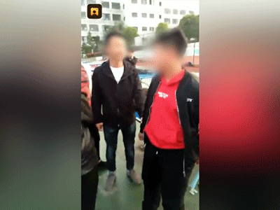 Nữ sinh bồi thường điện thoại vỡ bằng cách cầm tiền tát vào mặt bạn