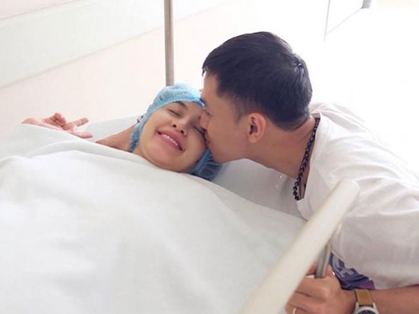Ông xã Tú Vi chăm vợ đẻ, Hồ Ngọc Hà tấm tắc: 'Đúng là mẫu ông chồng rồi'