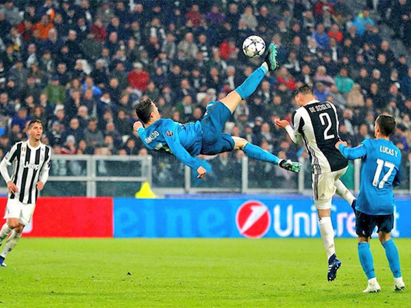 Ronaldo và pha 'ngả bàn đèn': Có nên quá ầm ĩ?