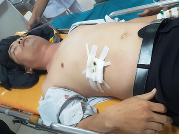 Tan trường, học sinh chặn đường đâm thầy giáo gục tại chỗ