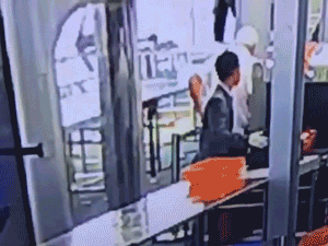 Video: Nhân viên sân bay bị sa thải vì móc tiền trong ví khách