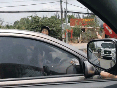 Video: Vì suất cơm 35 nghìn, tài xế ô tô bị đôi nam nữ cầm dao chặn đầu xe, chửi bới
