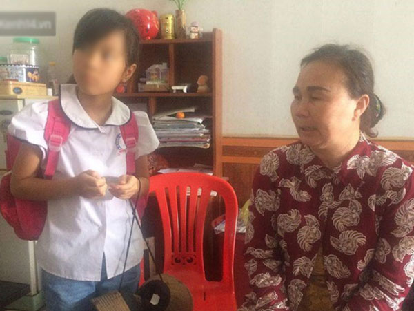 Vụ học sinh lớp 3 bị ép uống nước giặt giẻ lau bảng: 'Cô đếm 1,2,3 bắt uống, nếu không sẽ đổ vào mồm'