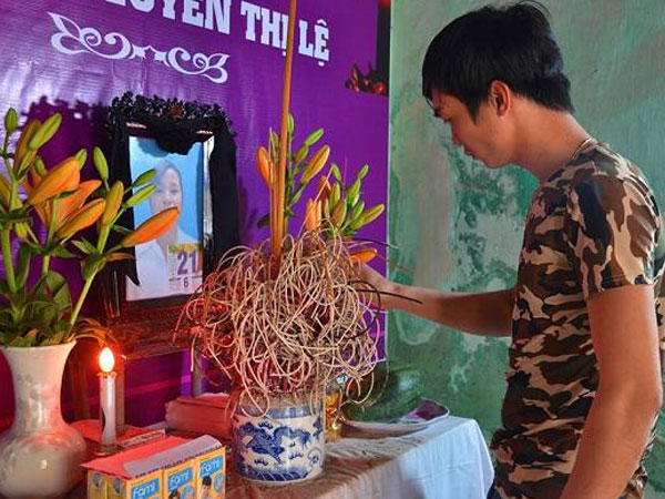 Chồng người phụ nữ vừa qua đời trong vụ nổ Văn Phú: 'Các con tôi chưa biết tin mẹ mất'