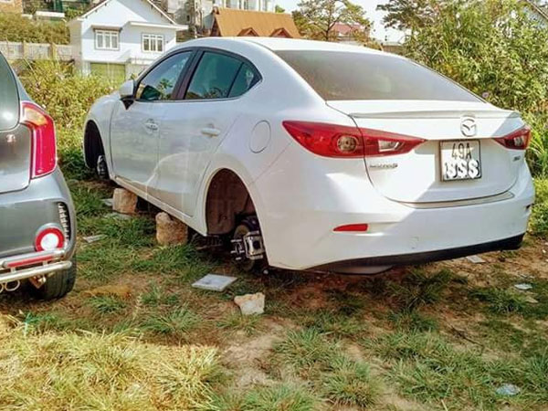 Đà Lạt: Ô tô đắt tiền bị kẻ gian kê gạch rồi tháo trộm hết cả 4 bánh trong đêm