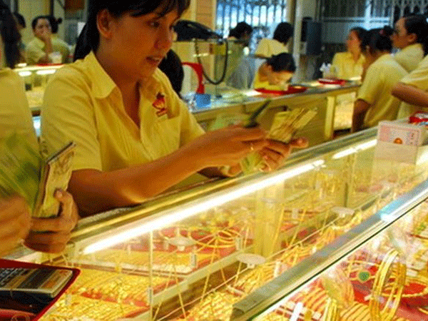 Giá vàng trong nước tăng ngược thế giới