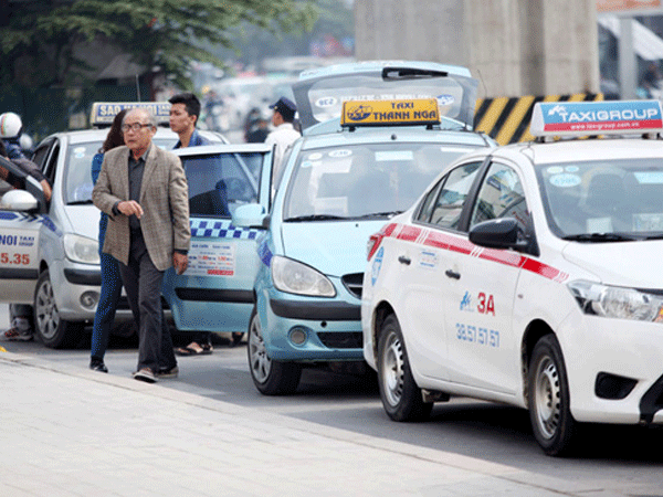 Lo độc quyền khi Grab thâu tóm Uber, taxi truyền thống 'tung đòn mới'