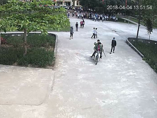 Nhóm thanh niên chạy xe máy kẹp 4, mang vũ khí vào trường 'dằn mặt' học sinh lớp 9 ở Hà Tĩnh