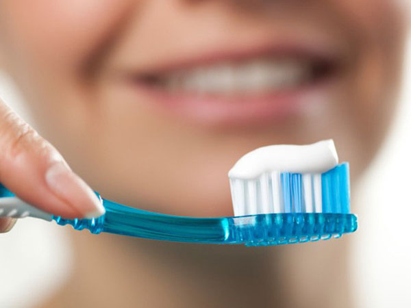 Nhúng kem đánh răng vào nước trước khi đánh răng liệu có tốt hơn: Hãy nghe bác sĩ khuyên