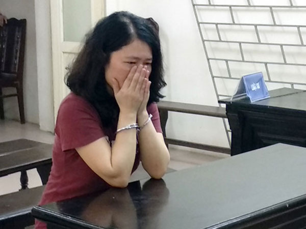 Nữ nghiên cứu sinh lừa 2,5 tỷ òa khóc xin lỗi người mẹ già