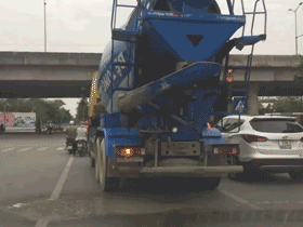 (Video) Hà Nội: Xe trộn bị 'Tào Tháo đuổi', vừa đi vừa vãi bê tông ra đường