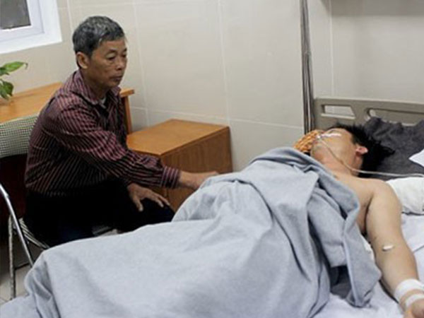 Vụ học sinh đâm thầy giáo: Ca phẫu thuật kéo dài 4 giờ
