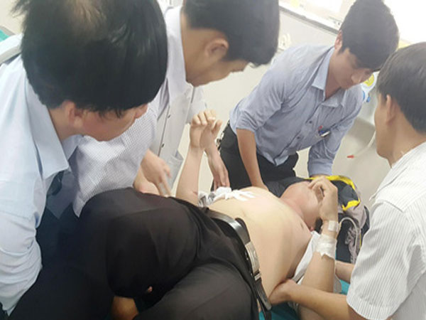 Vụ học sinh đâm thầy giáo trọng thương: Thầy có tát tai học sinh trước lớp?