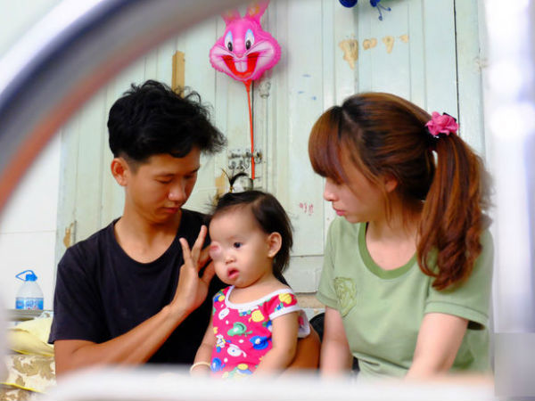 13 tháng trời, đôi vợ chồng nghèo Cà Mau gõ cửa 12 bệnh viện để tìm ra bệnh cho con