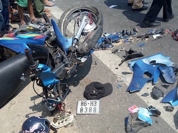 Chơi trò lao xe máy vào nhau, 2 thanh niên thiệt mạng