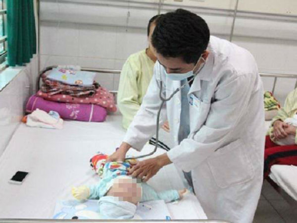 Hà Nội: Bé gái 8 tháng tuổi nhập viện sau khi bù nước bằng oresol và men tiêu hóa