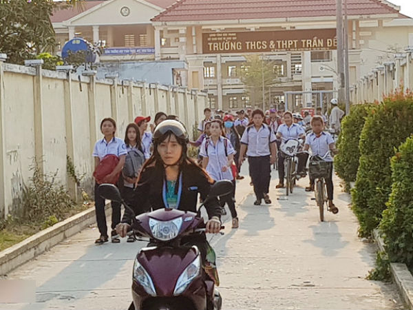 Hiệu trưởng bị tố bắt 42 học sinh lớp 6 đứng nhiều giờ