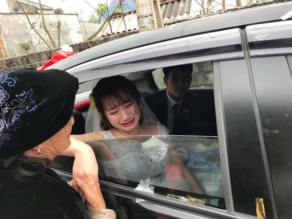 Hình ảnh cô dâu trẻ ngắn dài nước mắt ngày lấy chồng xa khiến nhiều người nghẹn ngào