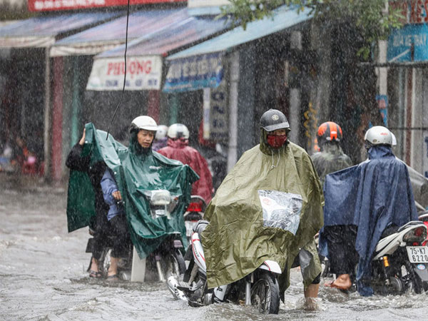 Huế mưa to ngập sâu, nước tràn vào nhà dân ở trung tâm thành phố