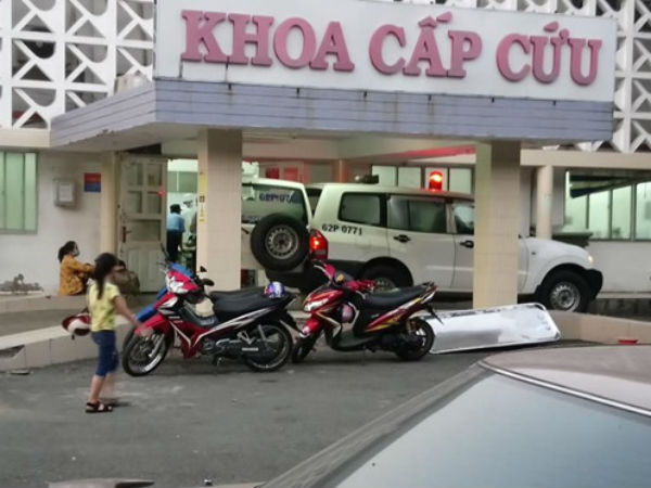 Mẹ bệnh nặng, hai anh em ruột giành nhau làm đám tang