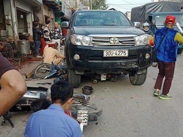 Ôtô tông 3 xe máy và taxi, bé 7 tuổi tử nạn