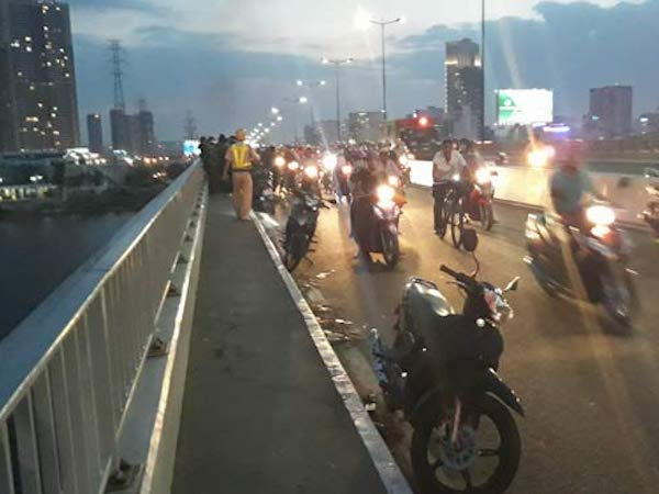 Anh khóc gào chứng kiến em trai 'phi thân' xuống sông Sài Gòn