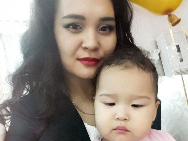 Bé gái 3 tuổi bị sốc nặng khi nhìn mẹ chết tức tưởi trong thang máy
