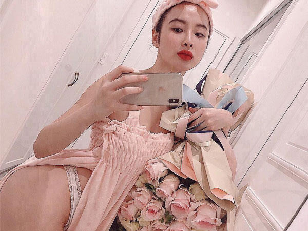 Bó hoa không có lỗi, chỉ mong Angela Phương Trinh đừng tạo dáng làm khổ bó hoa nữa mà thôi