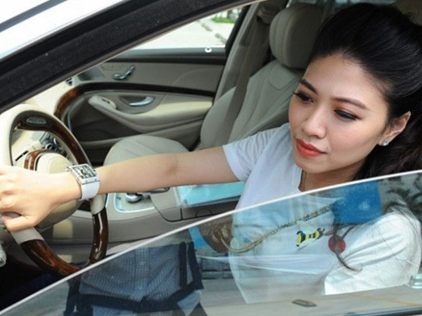 BTV Ngọc Trinh sưu tập hàng hiệu đắt đỏ, quý hiếm nhờ thu nhập cao?