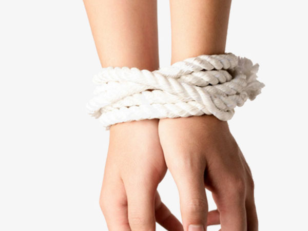 Cắt lỗ tai cô gái… trừ nợ