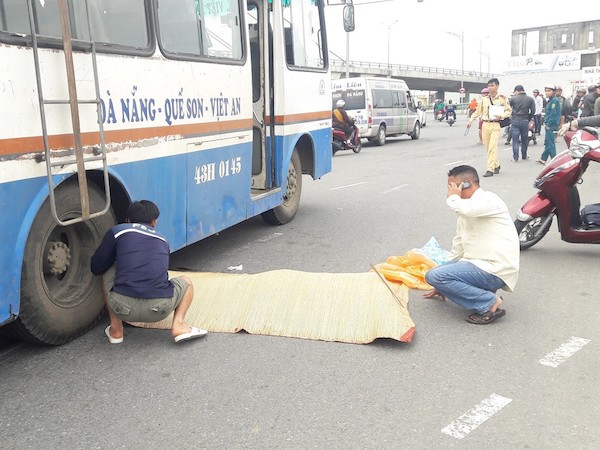 Đà Nẵng: Một người đàn ông chết thảm dưới bánh xe khách