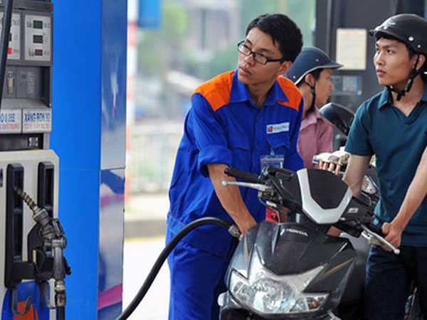Giá xăng dầu tăng cao, không dễ kiểm soát lạm phát