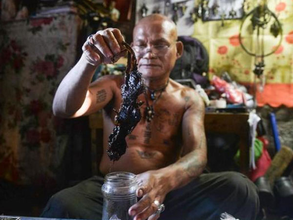 Kinh dị nghi lễ ngậm xương người trong mồm để được 'tàng hình'