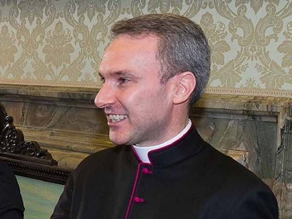 Nhà ngoại giao Vatican bị bắt vì cáo buộc tàng trữ ảnh ấu dâm