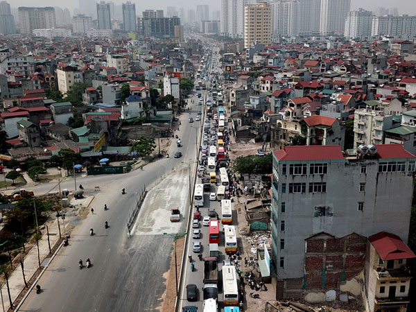 Ôtô xếp hàng dài 1 km trên đường từ Nội Bài vào nội đô