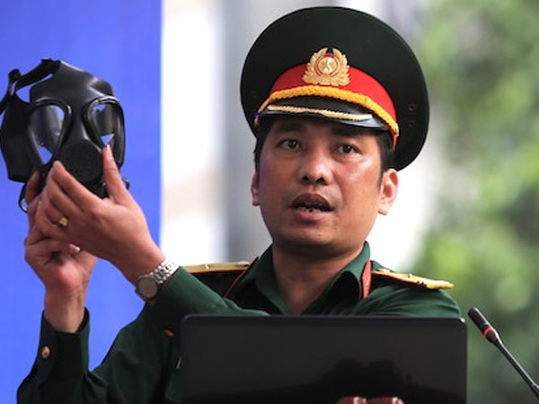 Bộ đội hướng dẫn người dân chung cư sử dụng mặt nạ phòng độc