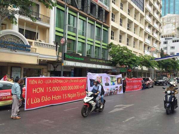 Căng băng rôn tố cáo đường dây tiền ảo đa cấp lừa 15.000 tỉ đồng