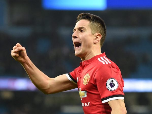 CĐV MU dậy sóng khi Herrera nhổ nước bọt lên logo Man City